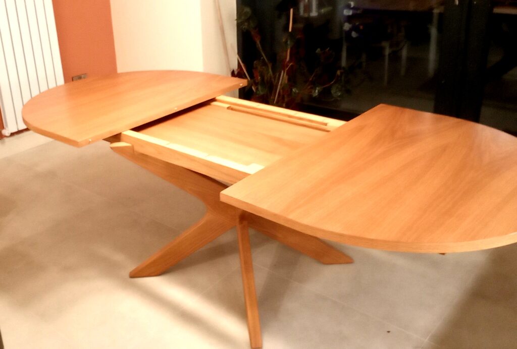 Expanding dining table